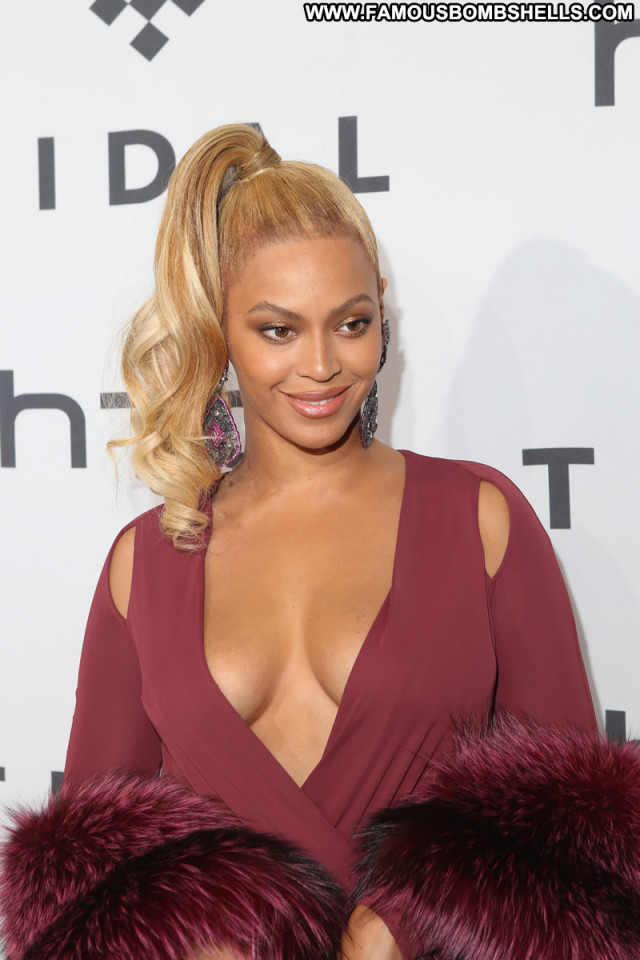 Beyonce New York Posing Hot Celebrity Cleavage American Babe New York