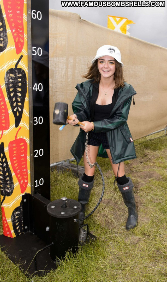 Maisie Williams Posing Hot Babe Park Paparazzi Beautiful Celebrity