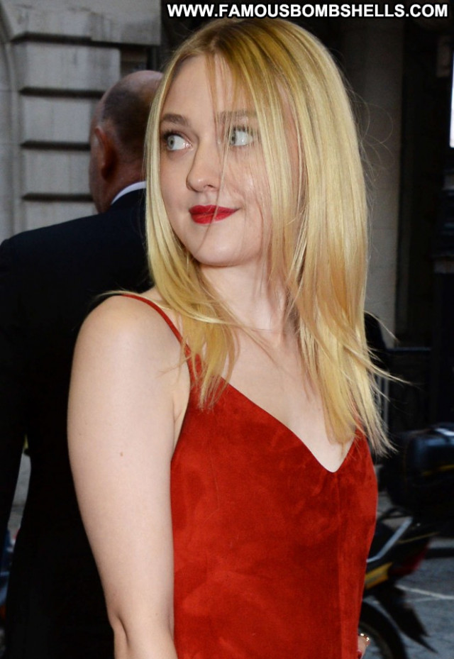 Dakota Fanning Paparazzi Beautiful Posing Hot Babe Celebrity London