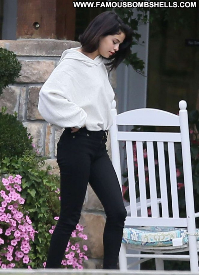 Selena Gomez Beautiful Celebrity Posing Hot Black Paparazzi Jeans Babe