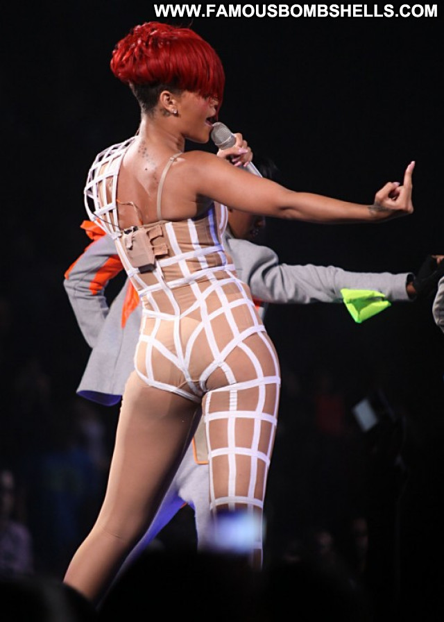Rihanna Beautiful Babe Celebrity Paparazzi Posing Hot