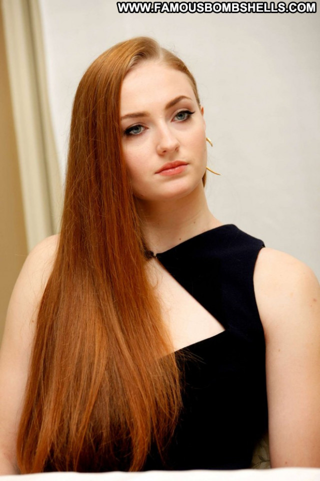 Sophie Turner Game Of Thrones Babe Paparazzi Celebrity Posing Hot