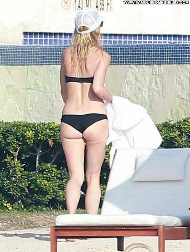 Gwyneth Paltrow The Beach Beautiful Posing Hot Bikini Babe Celebrity