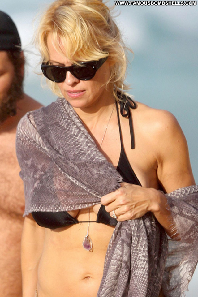 Pamela Anderson The Beach Bikini Celebrity Babe Beautiful Beach