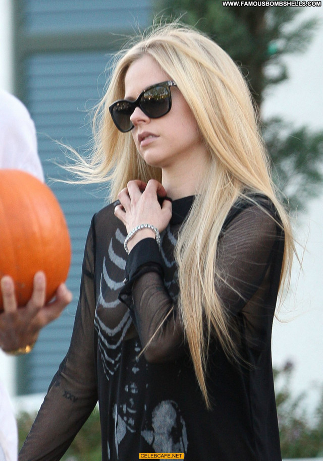 Avril Lavigne Beverly Hills Posing Hot Beautiful Shopping Tits