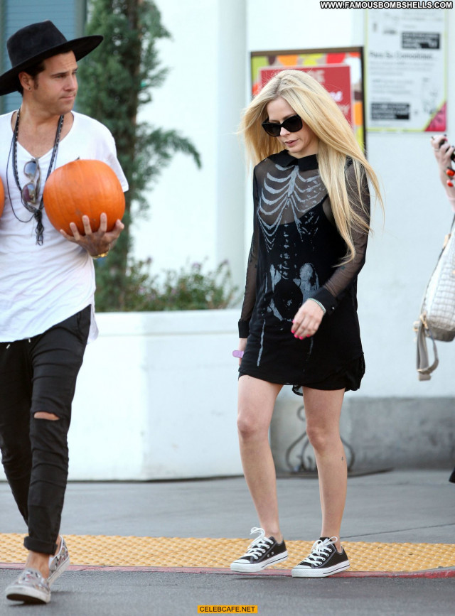Avril Lavigne Beverly Hills  Shopping Posing Hot Titslip Celebrity