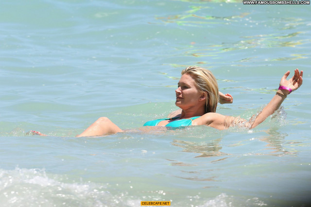 Natasha Henstridge No Source Beach Hawaii Posing Hot Babe Bikini