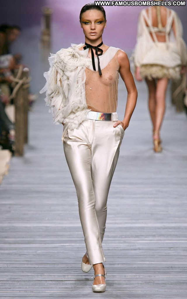 Miranda Kerr Fashion Show Nipples Celebrity Fashion Posing Hot