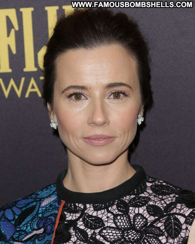 Linda Cardellini Golden Globe Awards Angel Paparazzi Posing Hot