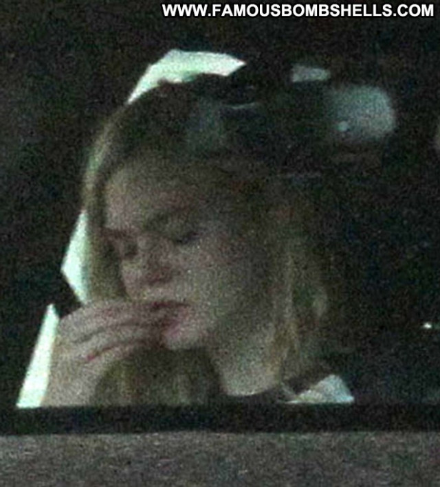 Elle Fanning Posing Hot Beautiful Paparazzi Babe Hollywood Celebrity