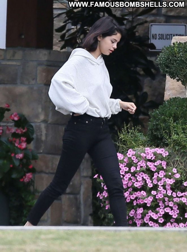 Selena Gomez Posing Hot Beautiful Jeans Babe Celebrity Paparazzi