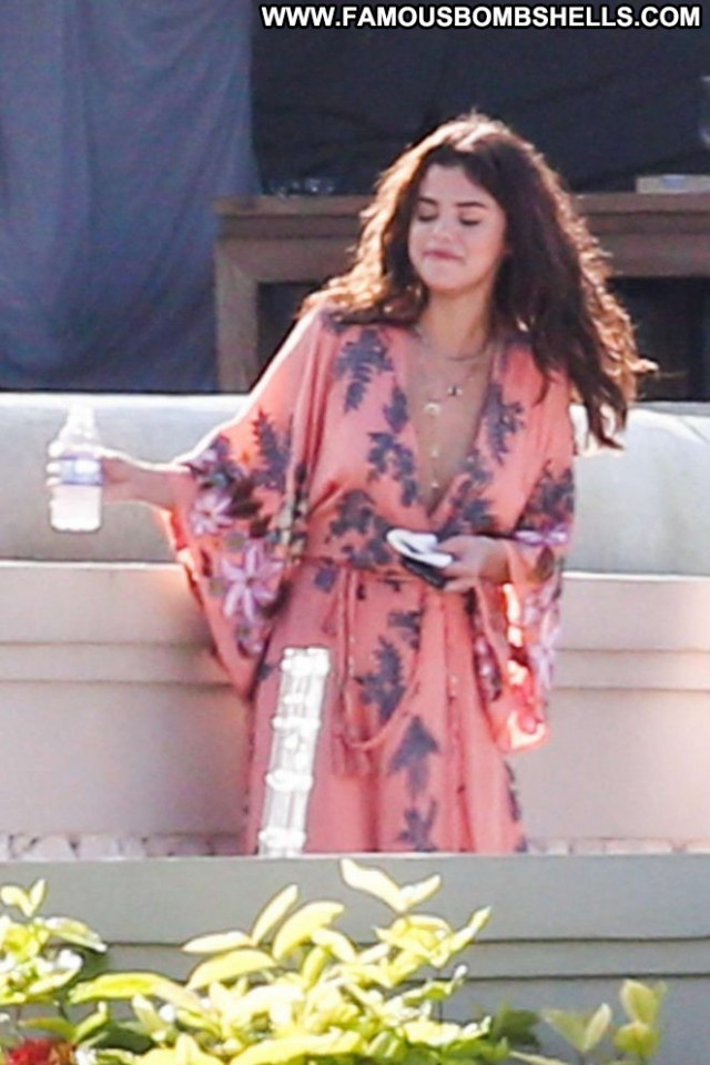 Selena Gome No Source  Celebrity Paparazzi Jamaica Posing Hot Babe