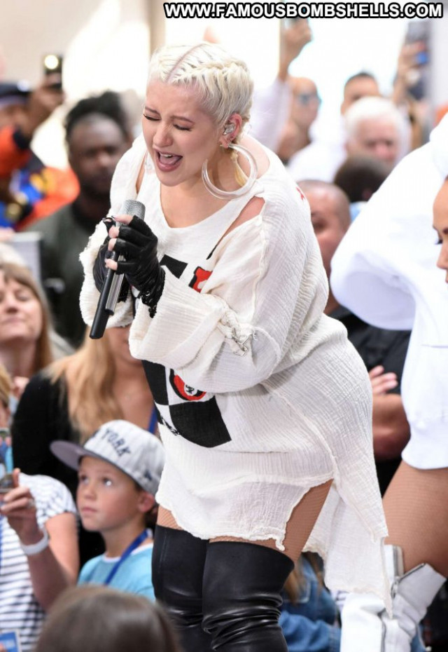 Christina Aguilera New York Celebrity Posing Hot Paparazzi Babe