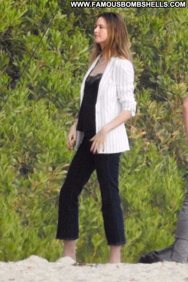 Behati Prinsloo No Source Paparazzi Beautiful Mali Malibu Babe Posing