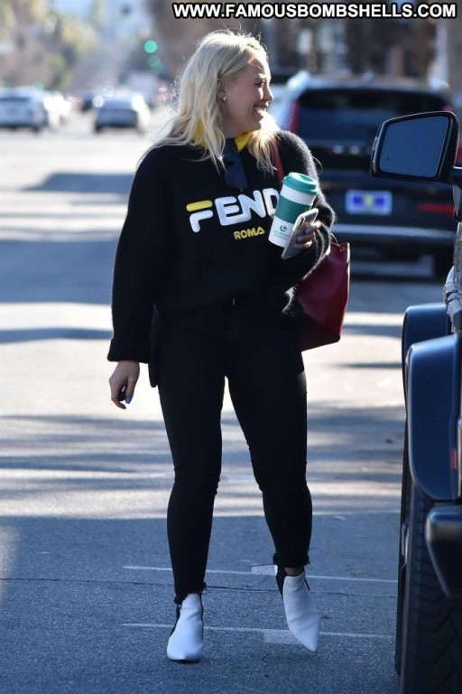 Hilary Duff Celebrity Babe Kitchen Paparazzi Posing Hot Beautiful Straight