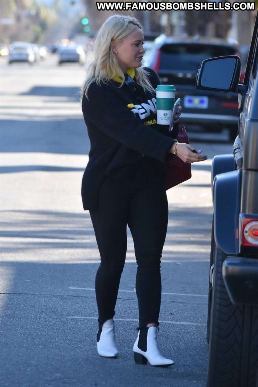 Hilary Duff Celebrity Babe Kitchen Paparazzi Posing Hot Beautiful Straight