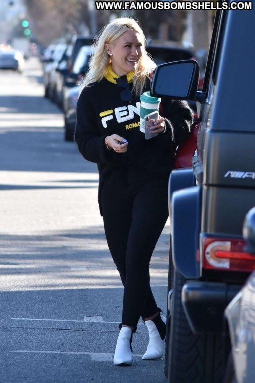 Hilary Duff Celebrity Babe Kitchen Paparazzi Posing Hot Beautiful Straight