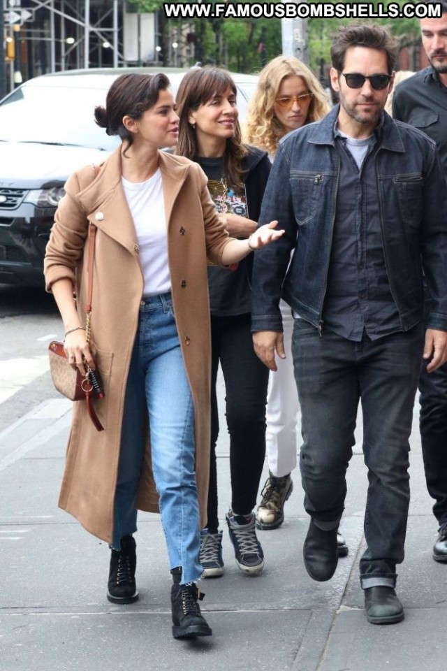 Selena Gome New York Celebrity Paparazzi Posing Hot New York Friends