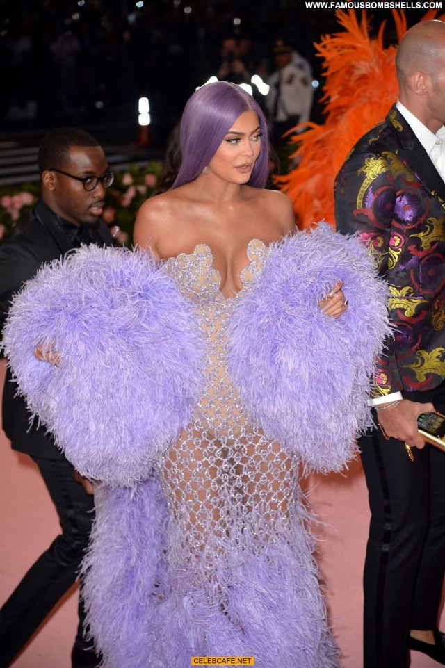 Kylie Jenner No Source  Babe Cleavage Sexy Celebrity See Through