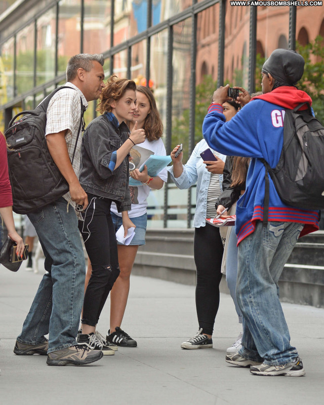 Kristen Stewart New York  New York Paparazzi Babe Celebrity Posing