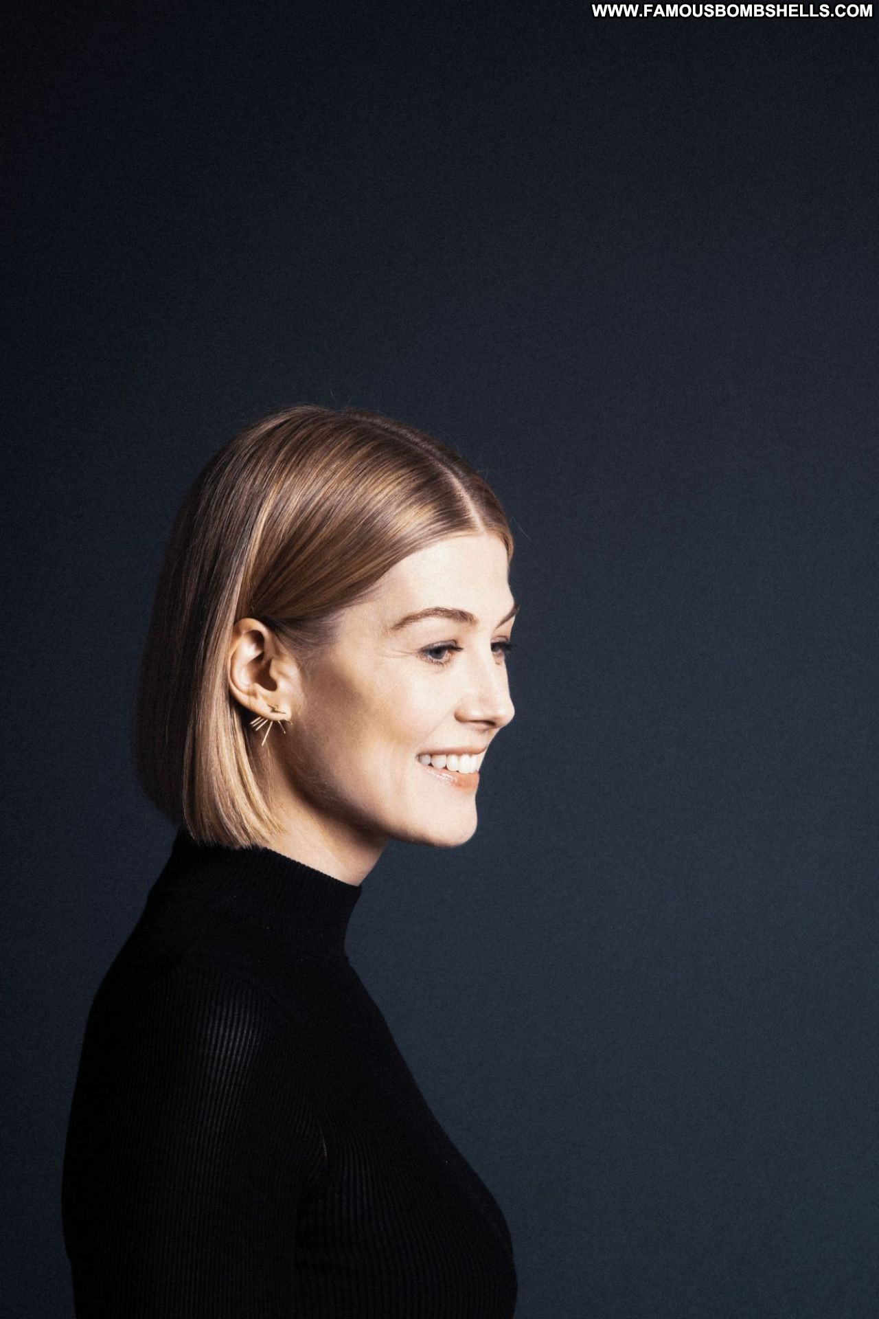 Rosamund pike hot picture