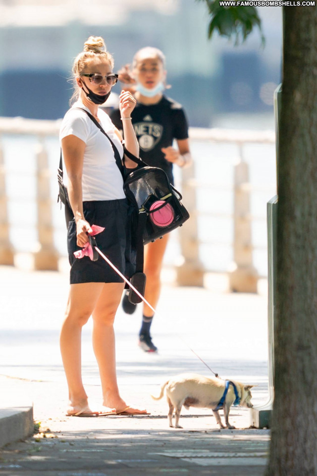 Kaley Cuoco New York Paparazzi Celebrity Babe Posing Hot Beautiful