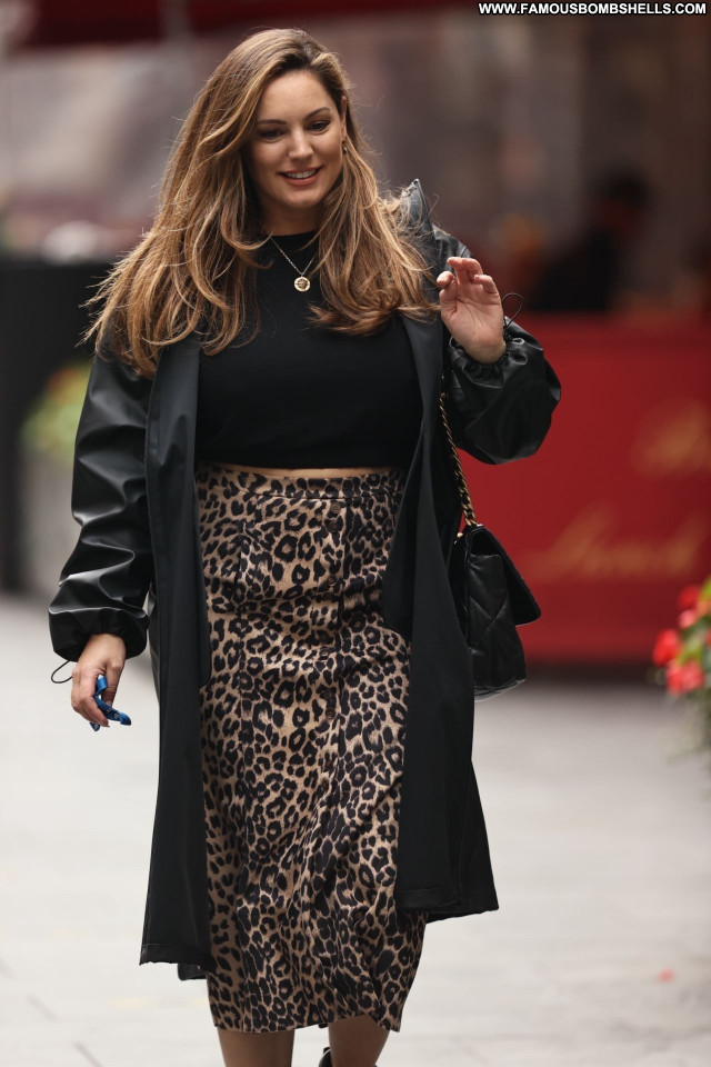 Kelly Brook No Source Posing Hot Babe Celebrity Beautiful Sexy