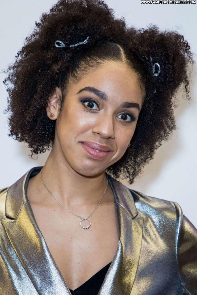 Pearl Mackie Doctor Who Posing Hot Paparazzi Babe Celebrity Beautiful